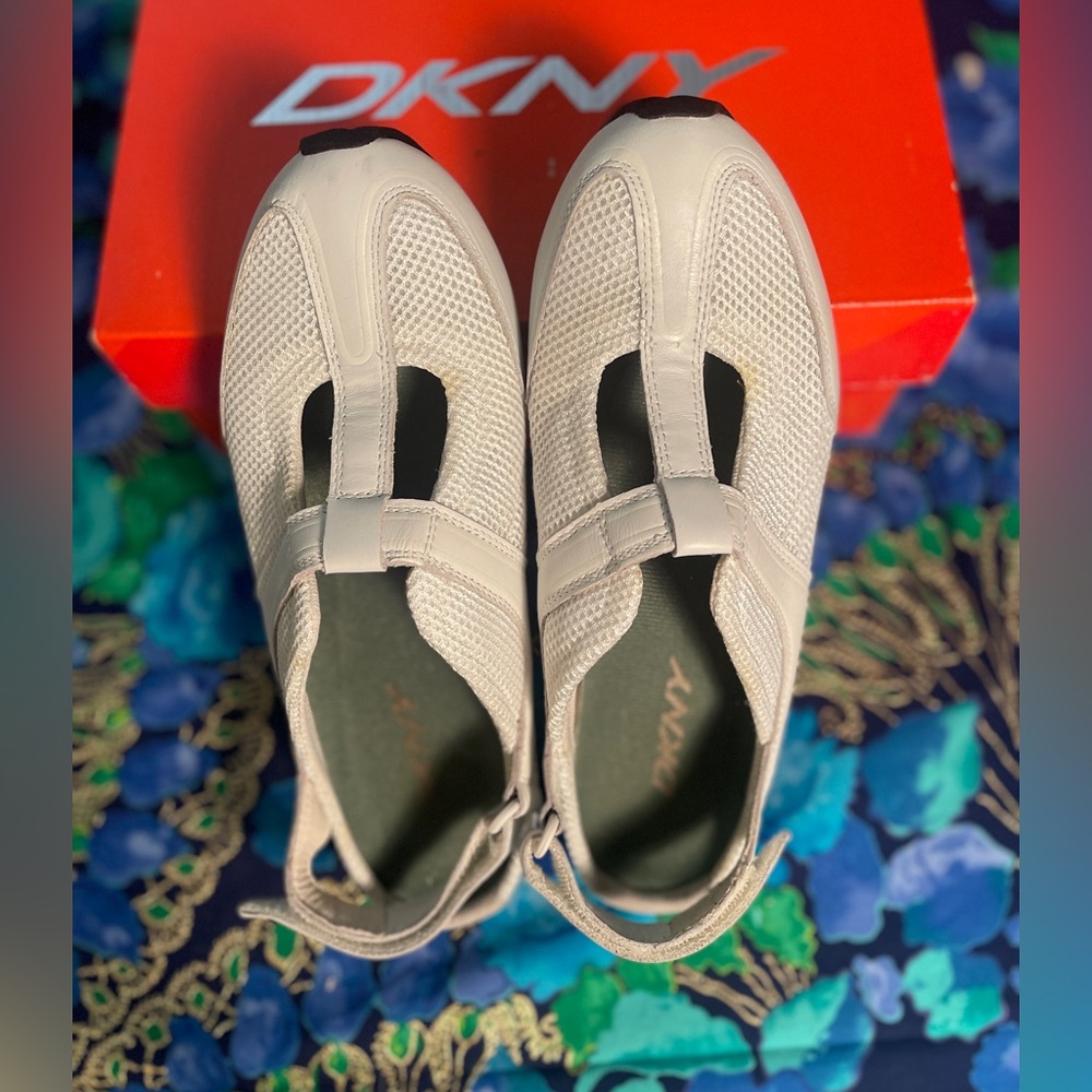 CLEARANCE - ANY 2 PAIRS OF SHOES $35 DKNY Cedar Hill White shoe size 6.5